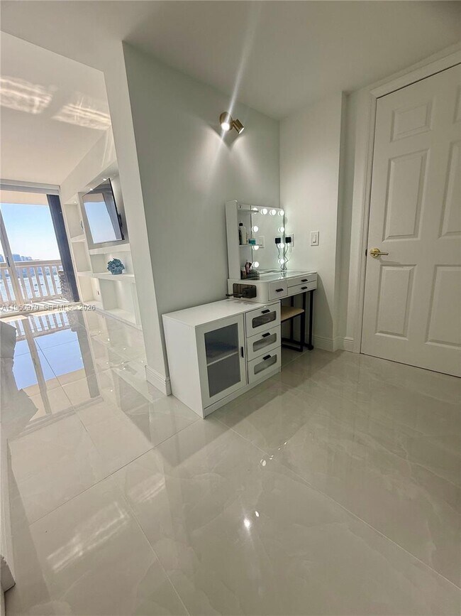 Building Photo - 1000 W Island Blvd