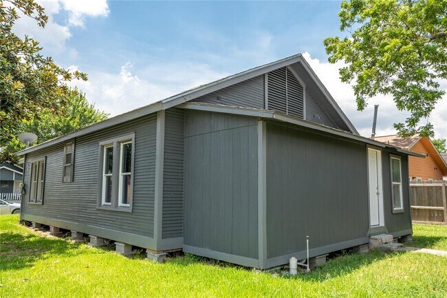 Building Photo - 200 W James Ave