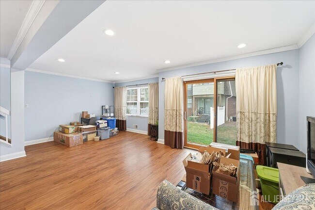 Building Photo - 2606 Trafalgar Square