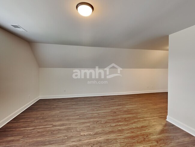 Building Photo - 107 Buster St