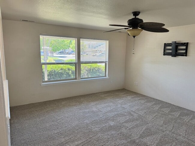 Building Photo - SPACIOUS 3 BEDROOM/ 2 BATH HOME WITH RV/BO...