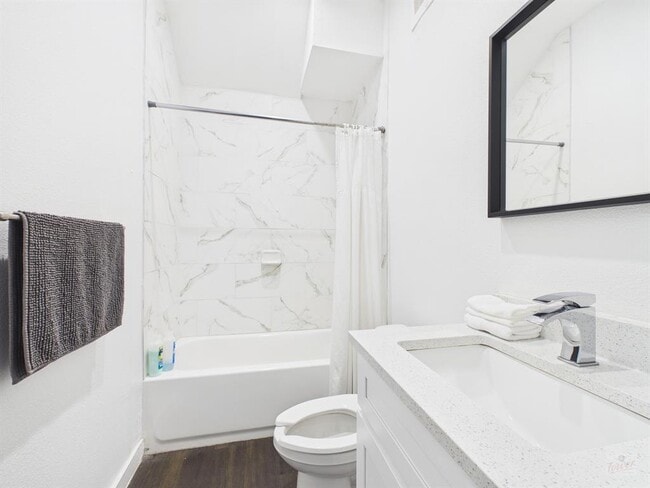 Building Photo - 1010 W 26th St