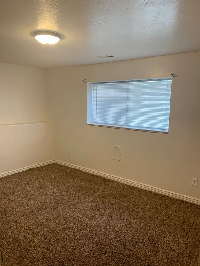 Building Photo - Spacious 5 Bedroom in Roy!