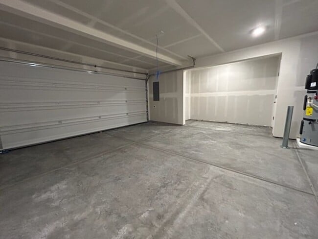 Building Photo - 883 S Zeelar St