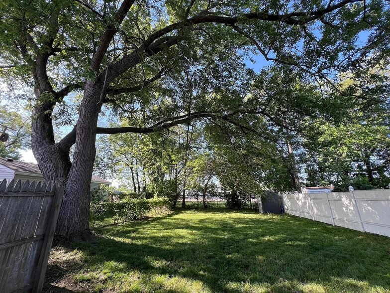 Building Photo - 555 E Mahan Ave