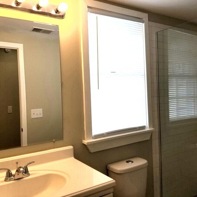 Building Photo - Available 8/1. Beautiful 3 BR/2 BA Home in...