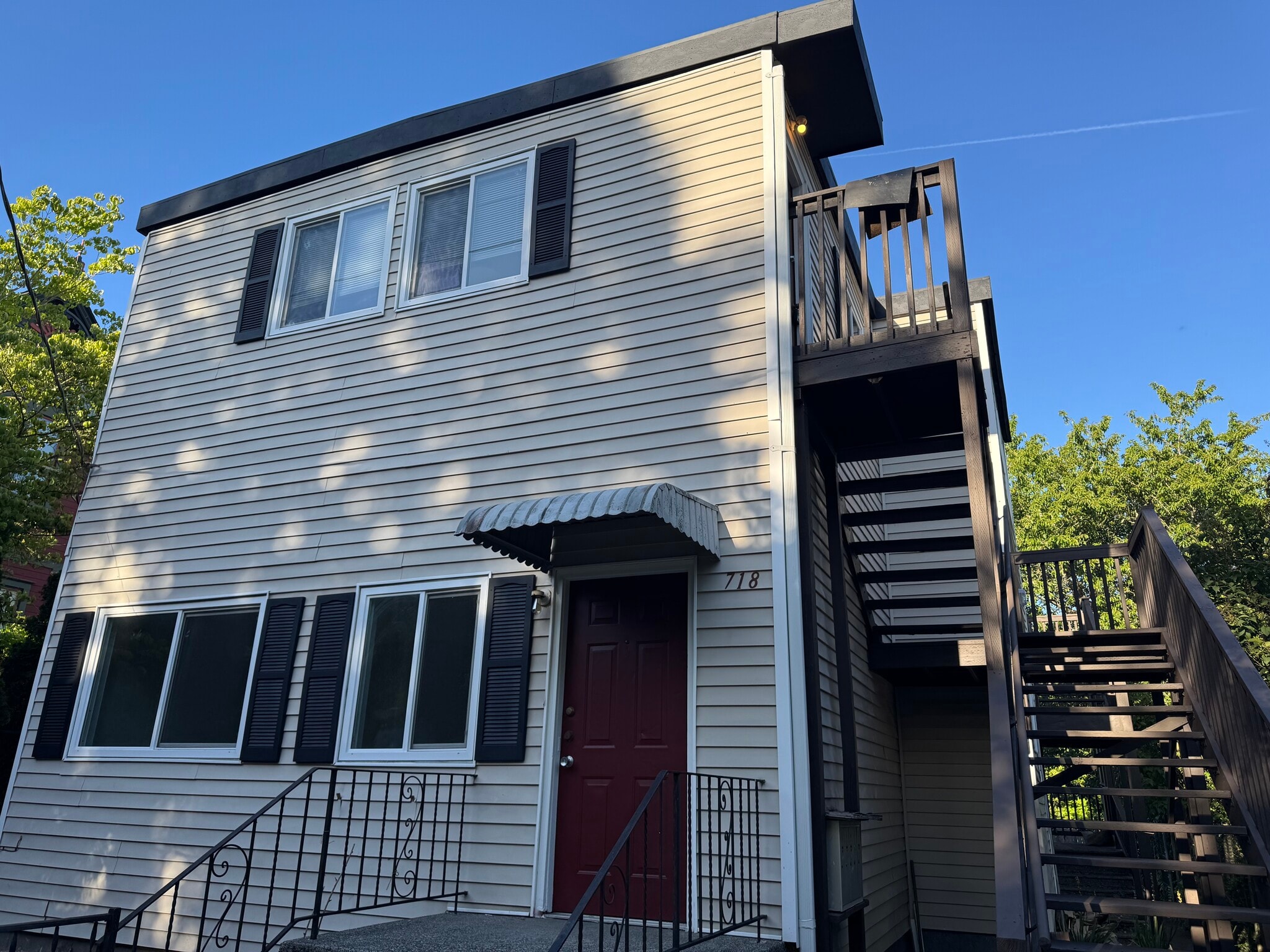 Building Photo - 718 21st Ave