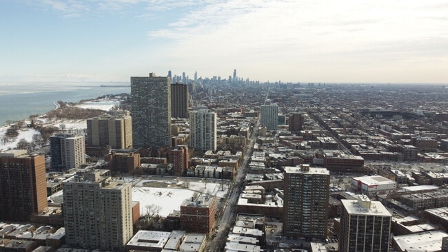 Building Photo - 4343 N Clarendon Ave