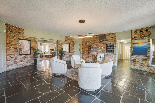 Building Photo - 5108 Brittany Dr S