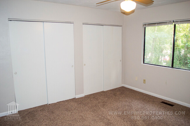 Building Photo - Townhome off Meridian Road With Fireplace!