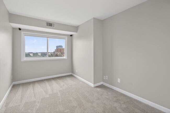 Building Photo - Stunning Condo With Exclusive Bay Views!