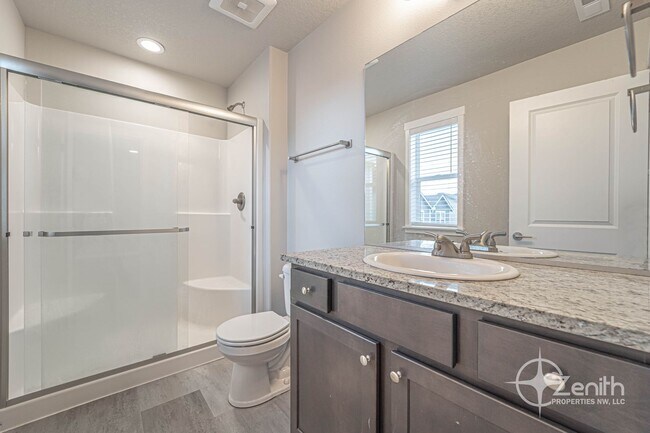 Building Photo - 3 Bedroom Mt. Vista Townhouse! Modern Fini...