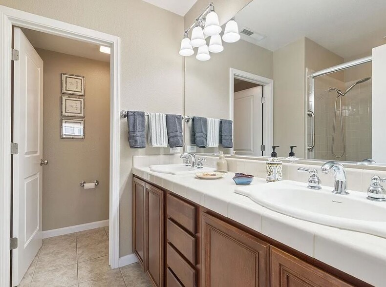Building Photo - 1636 Springhill Dr
