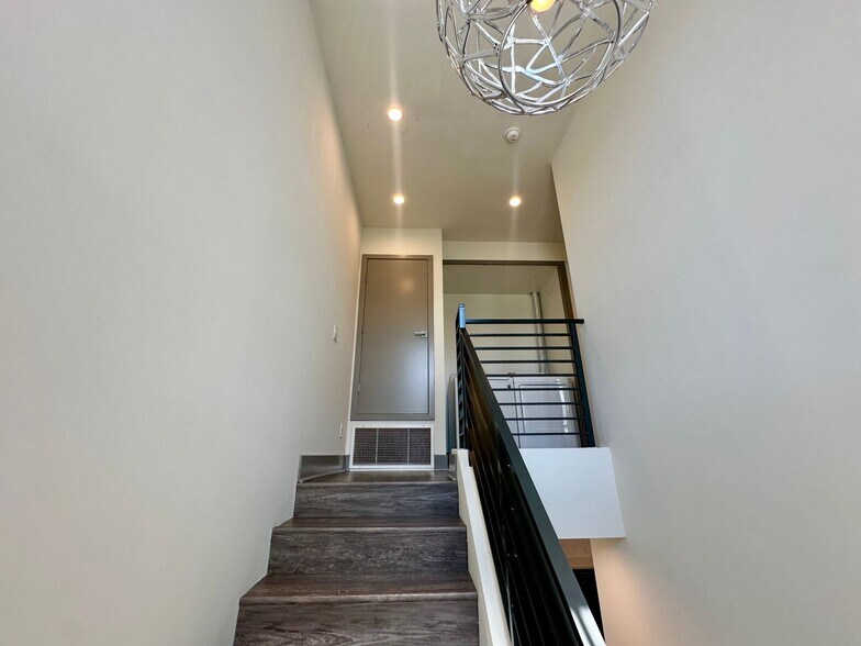 Building Photo - 6548-6550 W 86th Pl