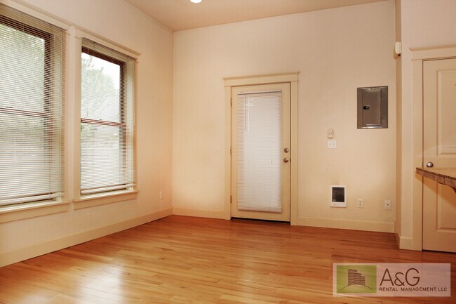 Building Photo - Charming 1-Bedroom Condo with Garage in Prime Goose Hollow Location