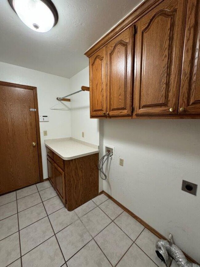 Building Photo - 4 bed, 2 bath ,3 car with storm shelter! B...