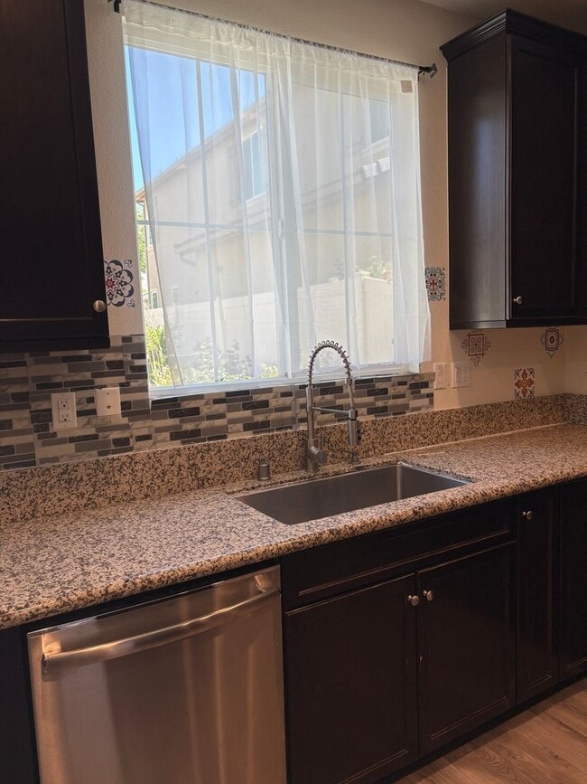 Building Photo - Beautiful 3-Bedroom, 2.5 bath in the  Glen...