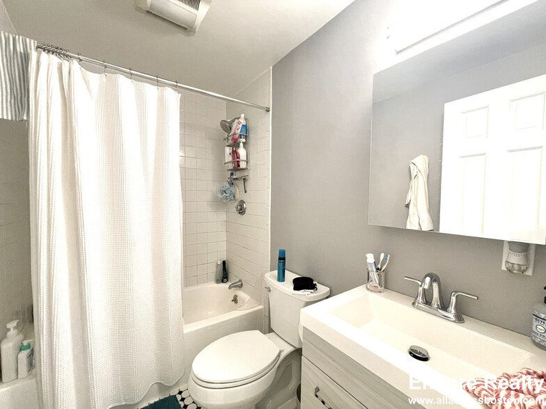 Building Photo - 523 E 3rd St