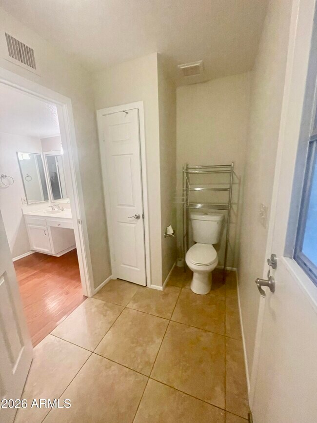 Building Photo - 508 E Angela Dr