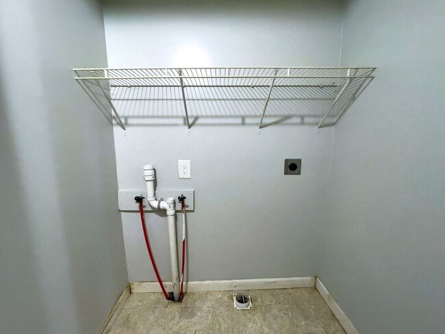 Building Photo - Spacious Three Bedroom Two Bath Home