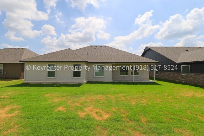 Building Photo - 2908 S Redwood Ave