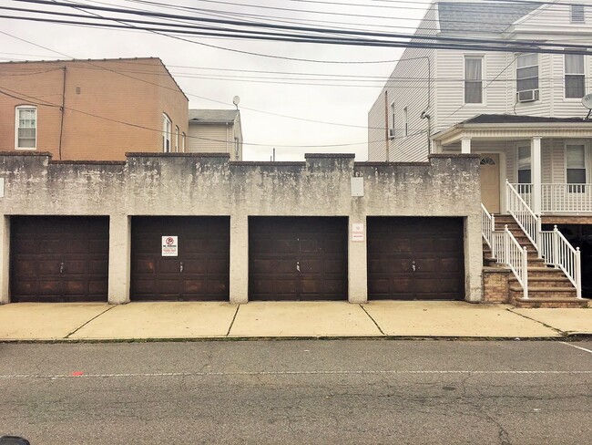 Building Photo - 127 W 19th St