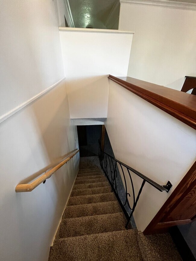 Building Photo - Beautiful 6 Bedroom/4 Bathroom in Centerville