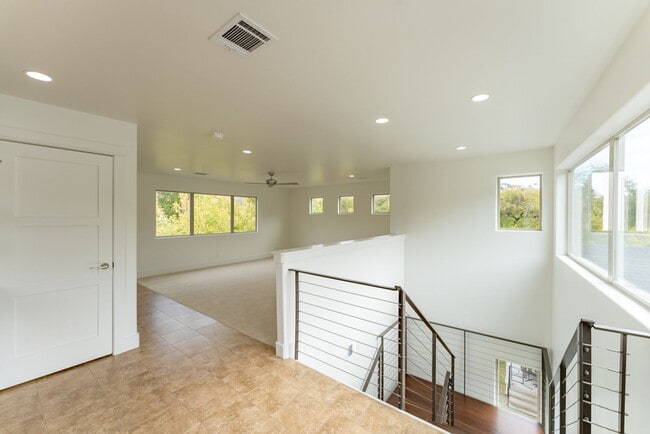 Building Photo - Gorgeous 4 bedroom, 5 bathroom House in Bouldin Creek!