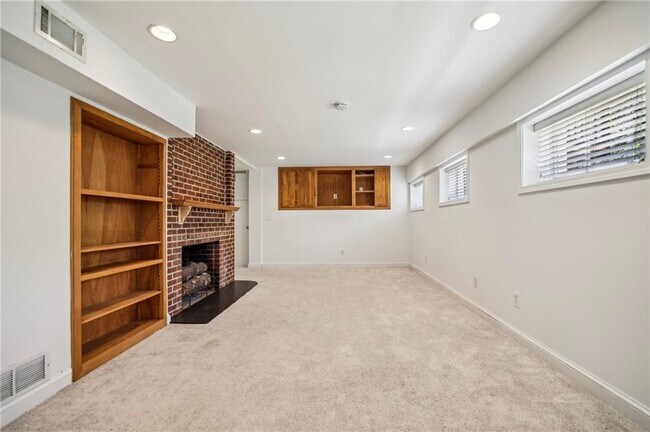 Building Photo - 3533 Kingsboro Rd NE