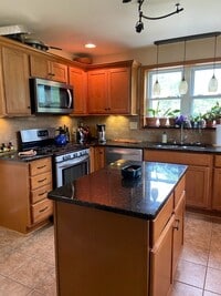 Building Photo - Beautiful 3 Bedroom / 2 Bathroom Home – Ma...