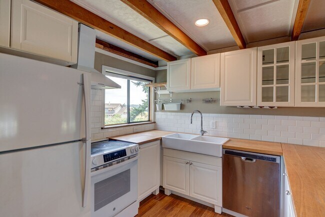 Building Photo - 2 Bed 2 Bath Country Home with Penn Cove View on 2.5 Acres