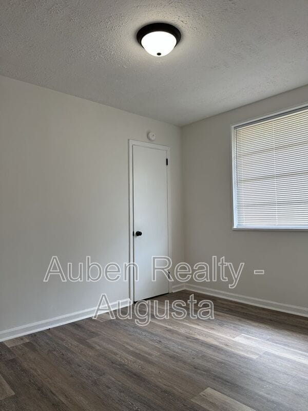 Building Photo - 469 Monetta St S E