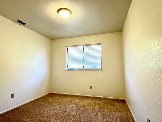 Building Photo - 1342 Kingswood Dr
