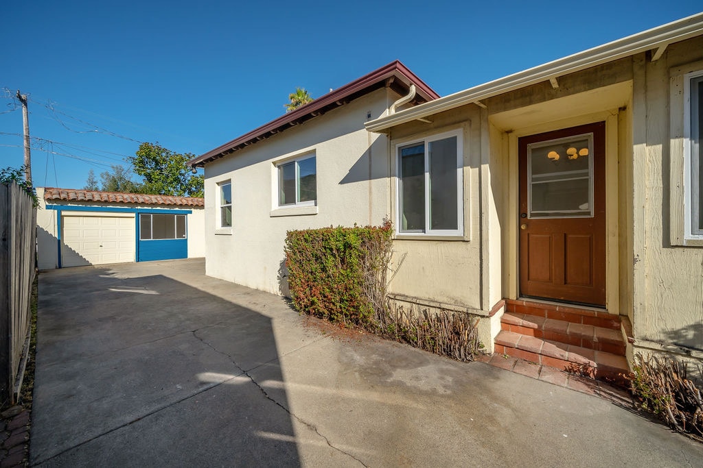 Side entry from the driveway - 59 Chorro St