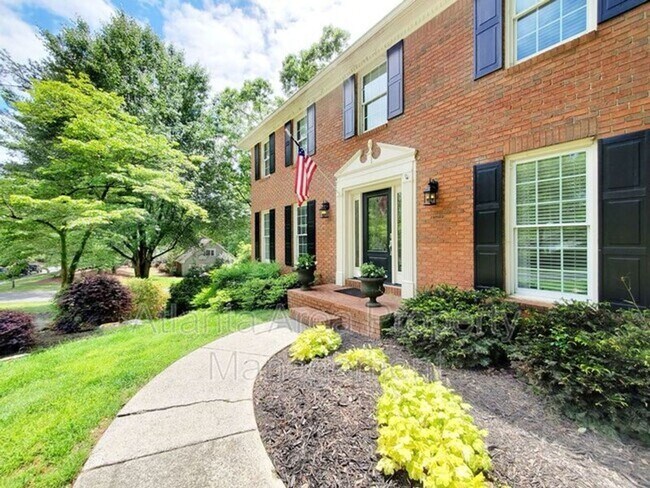 Building Photo - Gorgeous East Cobb Home with 5 bedrooms & 3.5 Bathrooms!!