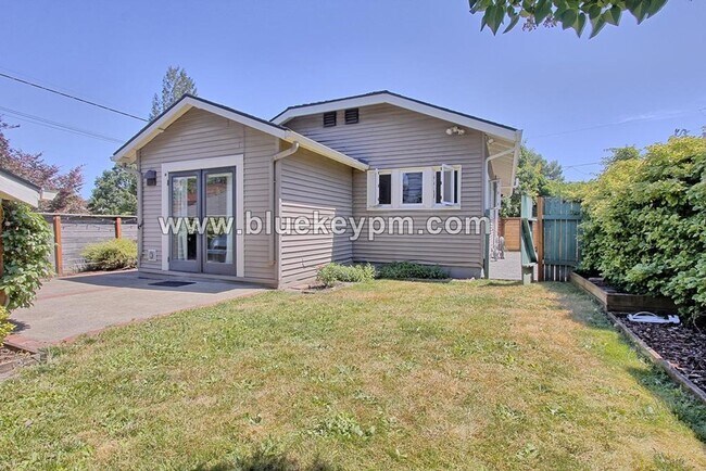 Building Photo - 3 Bed, 2 Bath Home Near McMenamins Kennedy School in NE Portland