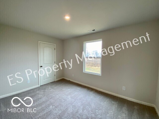 Building Photo - 2608 W Kings Cyn Dr