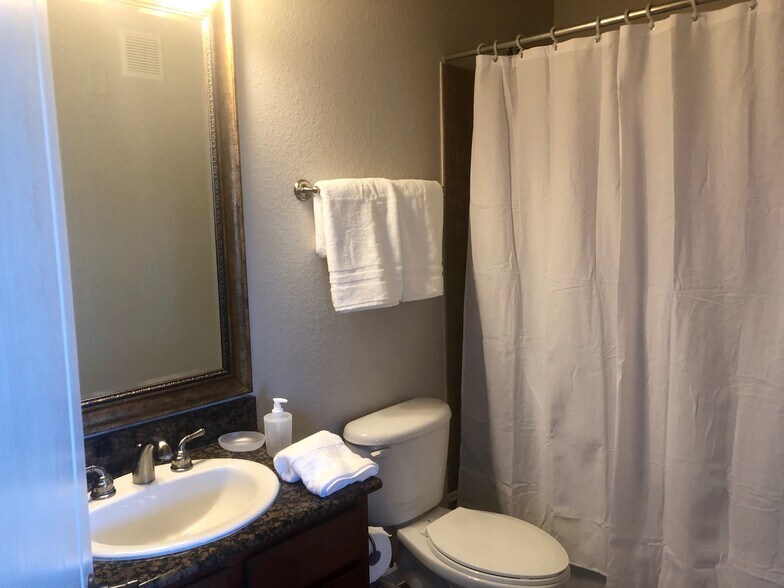Kids bathroom - 914 Charo Pky