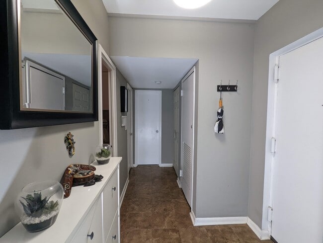 Unit Entryway - 3101 S Manchester St