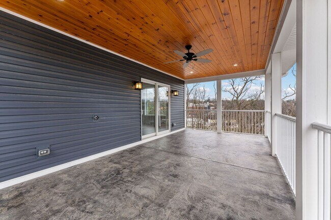 Building Photo - $1,000 MOVE-IN CREDIT!