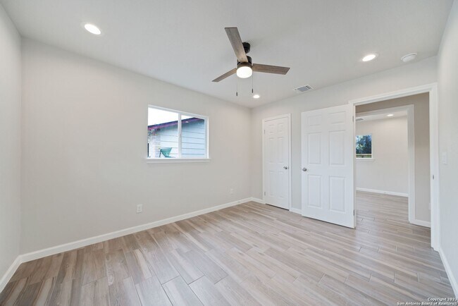 Building Photo - Charming Home Awaits: Spacious & Modern Li...