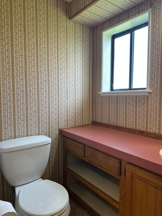 Building Photo - Peaceful Country Living on 2 Fenced Acres