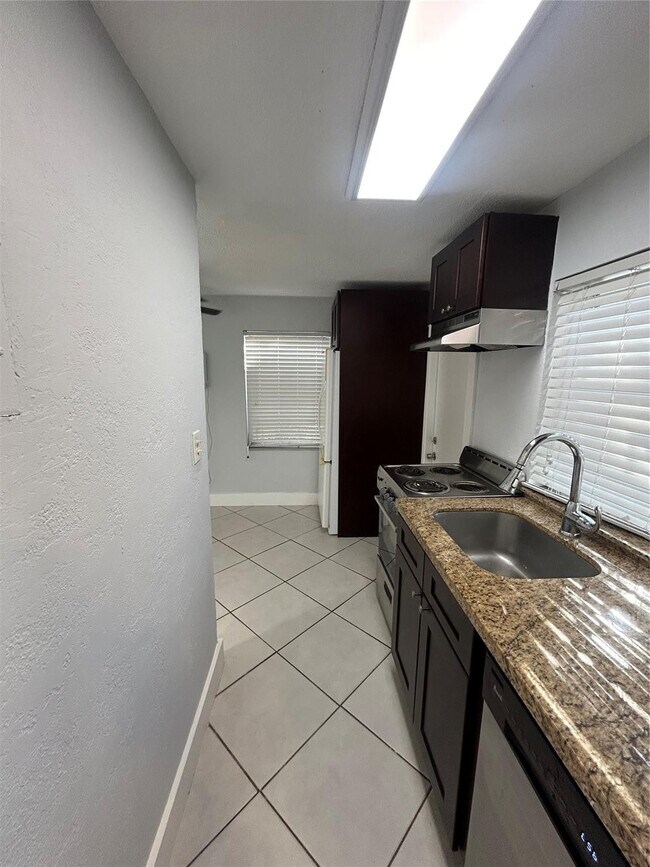 Building Photo - 408 NE 7th Ave