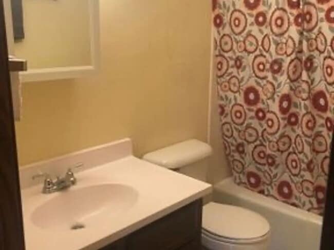 Building Photo - Spacious two bedroom and one bath apartment located minutes away from shopping and eateries.