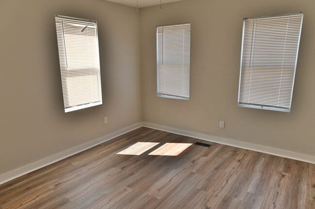 Building Photo - Eye-Catching 2 Bedroom in Heart of Midtown
