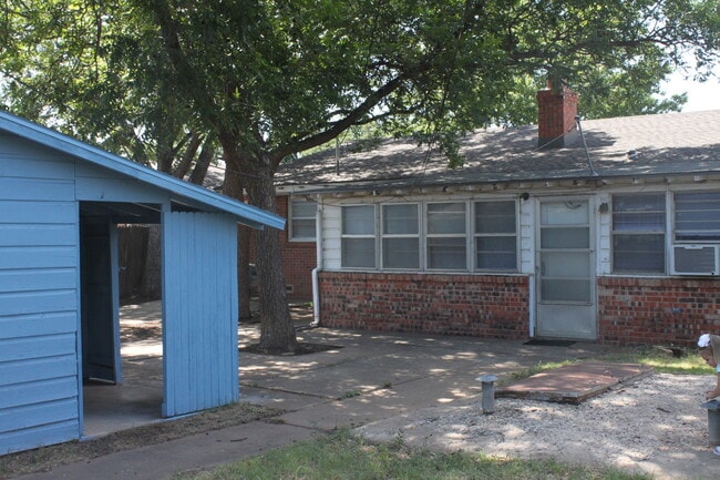 Building Photo - Updated 4 Bedrooms/2 Full Baths /2 Living Areas/2-car Garage