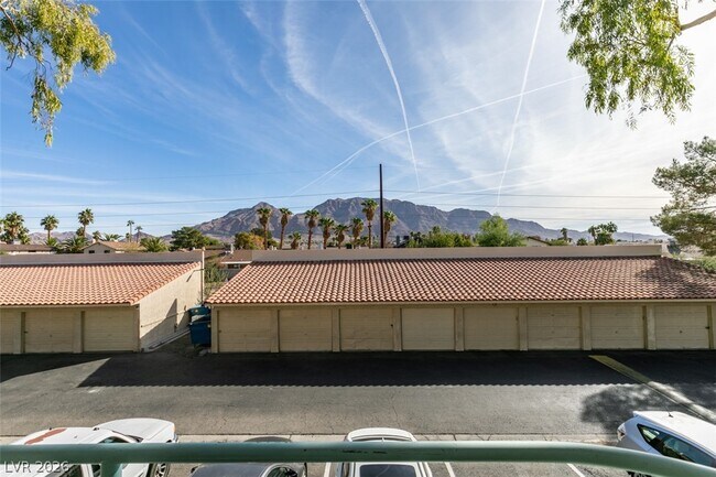 Building Photo - 930 N Sloan Ln