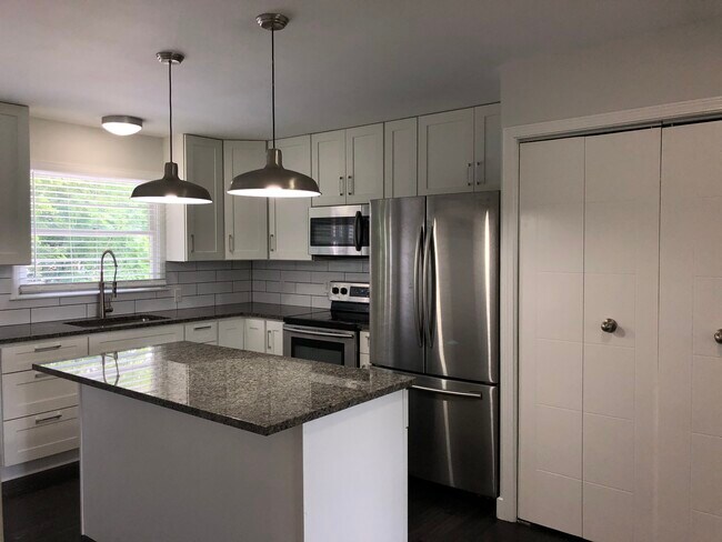 Building Photo - 326 Rosebank Ave