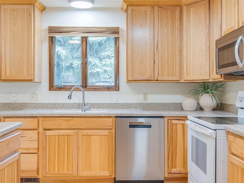 Building Photo - 125 Sherry Ln