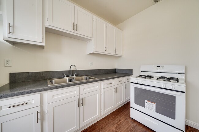 Building Photo - 1056 5/3 Normandie Ave-301C